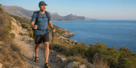 Randonneur marchant en sandales sur un sentier naturel