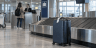 Valise retardée près d’un tapis à bagages dans un aéroport