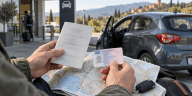 Voyageur vérifiant son permis français et son permis international avant un road trip